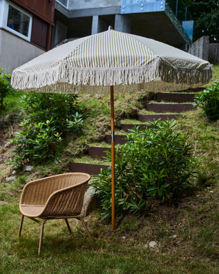 Parasol Umbre zand 190cm van House Doctor, toegepast in een sfeervolle interieursetting