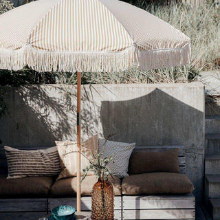 Parasol Umbre zand 190cm van House Doctor, in een sfeervolle tafelsetting