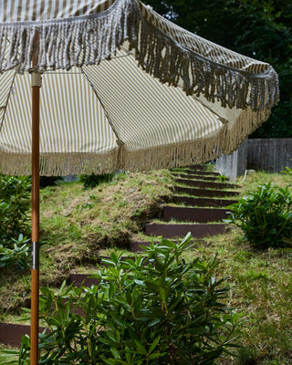Parasol Umbre zand 190cm van House Doctor, in een culinaire keukenopstelling