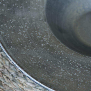Detail van de gespikkelde keramische afwerking van Pastabord Pion zwart 25cm