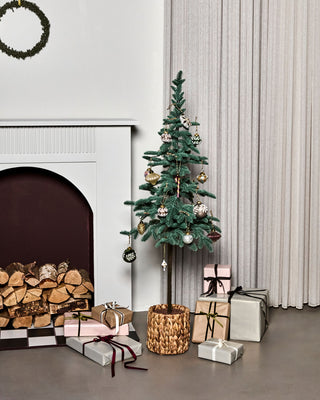 House Doctor kunstkerstboom Pine 150 cm in een sfeervolle kerstsetting