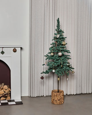 House Doctor kunstkerstboom Pine 180 cm in een sfeervolle kerstsetting