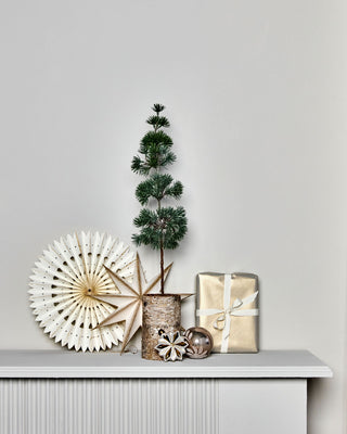 House Doctor tafelkerstboom Pine 60 cm op een gestylde schouw