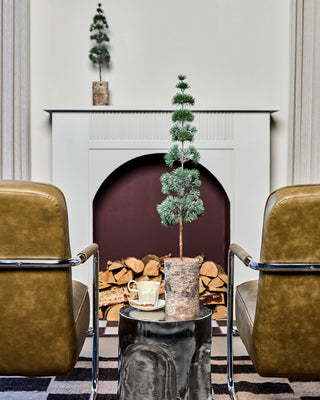House Doctor tafelkerstboom Pine 80 cm vooraan; 60 cm-boom en decoratie op achtergrond niet inbegrepen