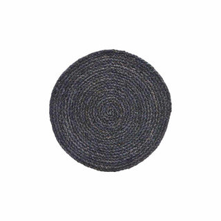 Ronde gevlochten placemat in donkergrijs, gemaakt van natuurlijk materiaal voor tafeldecoratie