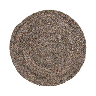 Ronde gevlochten rieten placemat in natuurlijke kleuren, geschikt voor tafeldecoratie