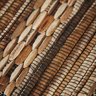 Close-up van het bruin-beige geweven patroon met langwerpige lichte en donkere elementen van de placemat
