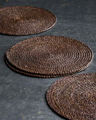 Placemats Circle Chocolate Ø38 cm van House Doctor, toegepast in een sfeervolle interieursetting