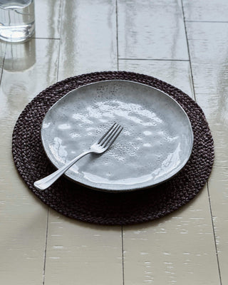 Placemats Circle Chocolate Ø38 cm van House Doctor, toegepast in een stijlvolle woonkamer