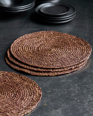 Placemats Circle rose taupe set van 4 Ø38 cm van House Doctor, toegepast in een sfeervolle interieursetting