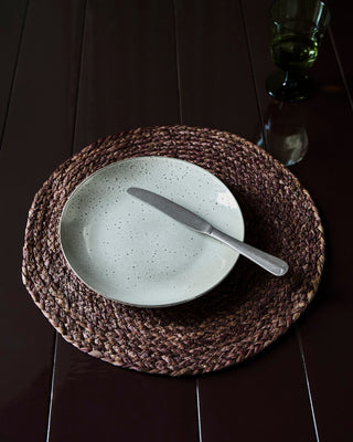 Placemats Circle rose taupe set van 4 Ø38 cm van House Doctor, toegepast in een stijlvolle woonkamer