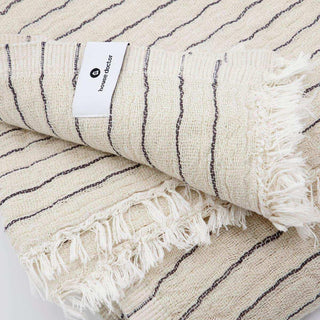 Detail van het gestreepte plaid met franjerand en zichtbaar House Doctor-label