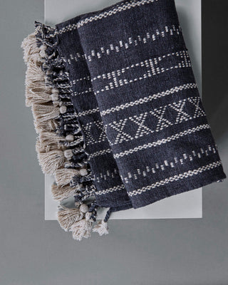 Plaid Ellis ombre blauw - 130x180cm van House Doctor, toegepast in een sfeervolle interieursetting