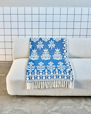 Plaid Mazzo blauw katoen 140x200cm van House Doctor, toegepast in een sfeervolle interieursetting
