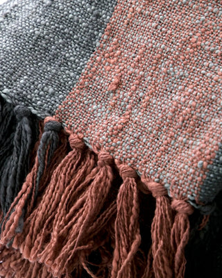 Plaid Ponra Kaki Gebrand rood 180x130cm van House Doctor, toegepast in een sfeervolle interieursetting