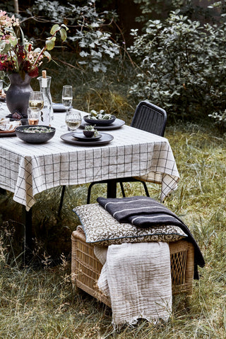 Plaid Tuur zwart 180x130cm van House Doctor, met stof en structuur van dichtbij zichtbaar