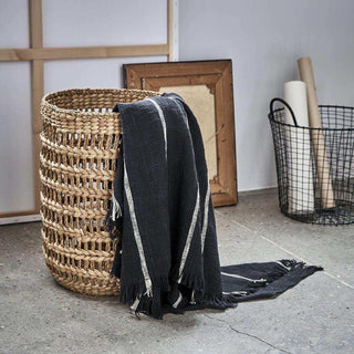 Plaid Tuur zwart 180x130cm van House Doctor, toegepast in een sfeervolle interieursetting
