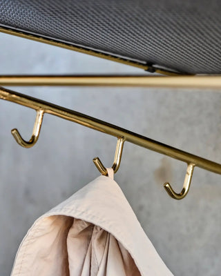 Plank Wally Antieke koperen afwerking Zwart 80cm van House Doctor, van dichtbij met materiaal en textuur zichtbaar