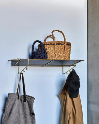 Plank Wally Antieke koperen afwerking Zwart 80cm van House Doctor, toegepast in een sfeervolle interieursetting