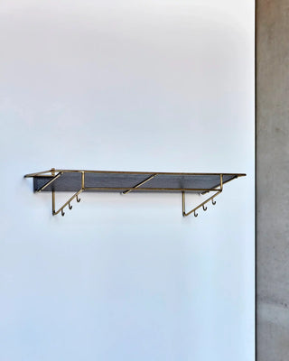 Plank Wally Antieke koperen afwerking Zwart 80cm van House Doctor, toegepast in een stijlvolle woonkamer