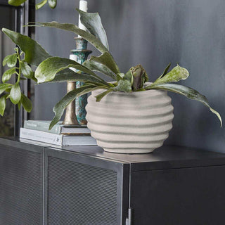 Planten pot Happ gebroken wit 23cm van House Doctor, toegepast in een sfeervolle interieursetting