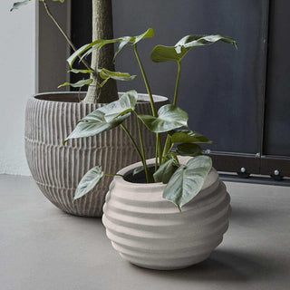 Planten pot Happ gebroken wit 36cm van House Doctor, toegepast in een sfeervolle buitenomgeving