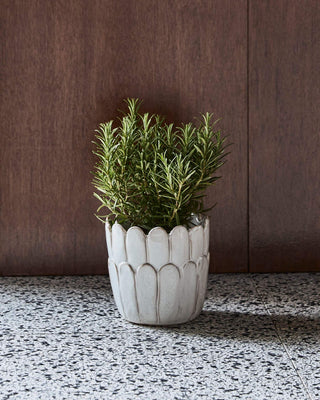 Plantenpot Ezra off-white Ø14×15 cm van House Doctor, toegepast in een sfeervolle interieursetting