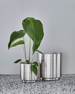 Plantenpotten Bailey zilver set van 2 van House Doctor, toegepast in een sfeervolle interieursetting