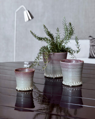 Plantenpotten Ville Purple rain set van 3 van House Doctor, toegepast in een sfeervolle interieursetting