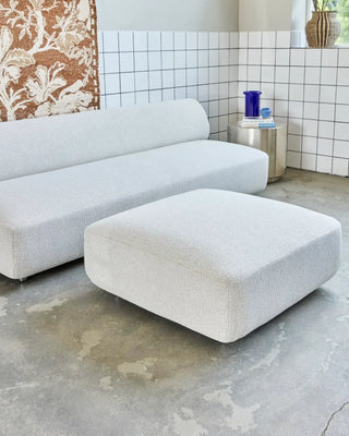 Poef Feel grijs 95cm van House Doctor, toegepast in een sfeervolle interieursetting