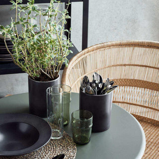 Pot Rustic donker grijs 15cm van House Doctor, toegepast in een sfeervolle buitenomgeving