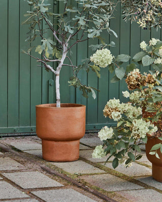 Pot Terra antiek bruin 40cm van House Doctor, toegepast in een sfeervolle buitenomgeving