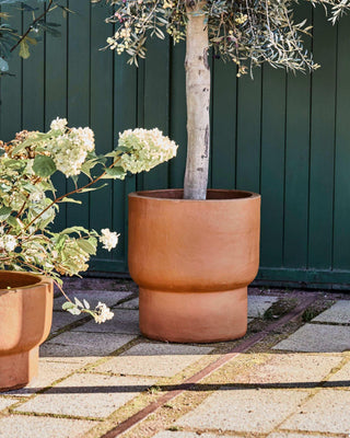 Pot Terra antiek bruin 50cm van House Doctor, toegepast in een sfeervolle buitenomgeving