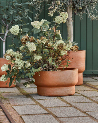 Pot Terra antiek bruin 60cm van House Doctor, toegepast in een sfeervolle buitenomgeving