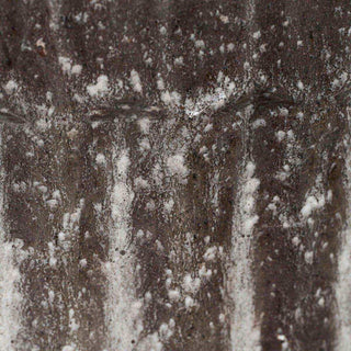 Close-up van de verweerde afwerking en verticale ribbels van een Pharao bloempot