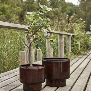 Potten Pile bruin 37cm van House Doctor, toegepast in een sfeervolle buitenomgeving