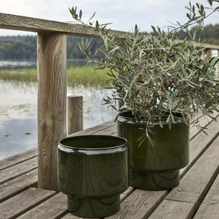 Potten Pile groen 37cm van House Doctor, toegepast in een sfeervolle buitenomgeving
