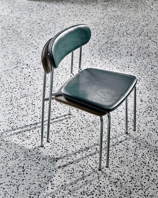 Pova stoel chrome groen - 2 stuks van House Doctor, toegepast in een sfeervolle interieursetting