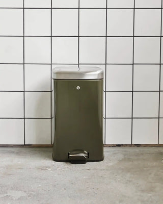 Prullenbak Sort groen 20 liter van House Doctor, toegepast in een stijlvolle woonkamer