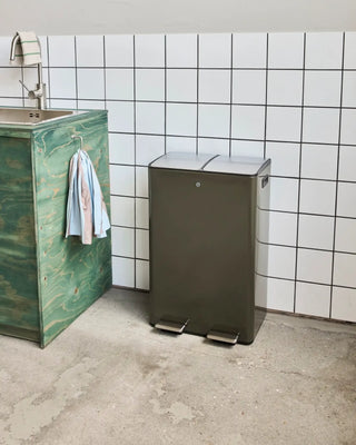 Prullenbak Sort groen XL 60 liter van House Doctor, toegepast in een sfeervolle interieursetting