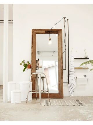 Pure Nature spiegel met houten lijst 95x210cm van House Doctor, toegepast in een sfeervolle interieursetting