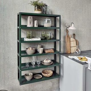 Rek Use donkergroen 128cm van House Doctor, toegepast in een stijlvolle woonkamer