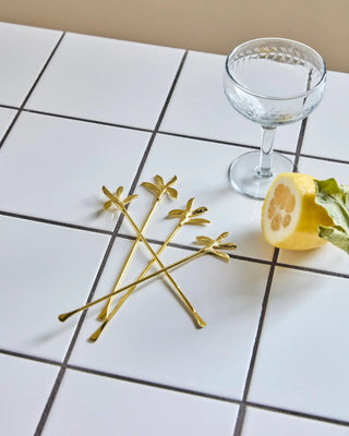 Roerstaafjes Serve Stir antiek goud - 4 stuks van House Doctor, toegepast in een sfeervolle interieursetting