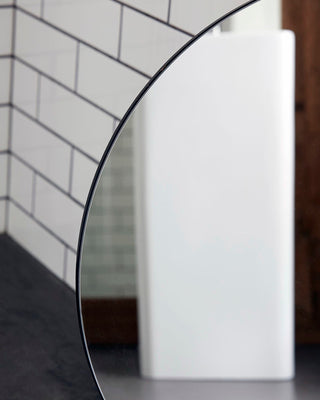 Detail van de rand en het spiegelglas van House Doctor spiegel Walls 80 cm
