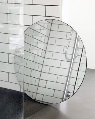 House Doctor ronde spiegel Walls van 80 cm in een betegelde badkamer