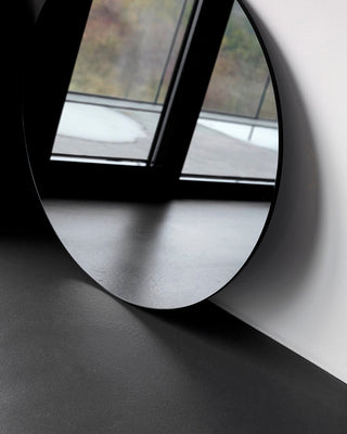 Detail van de rand en het spiegelglas van House Doctor spiegel Walls grijs 80 cm