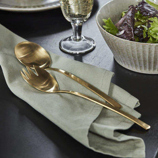 Salade bestekset golden van House Doctor, toegepast in een sfeervolle interieursetting