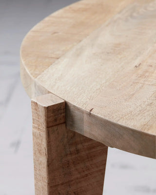 Salontafel Bali rond mangohout 80cm van House Doctor, in een gestileerde detailopstelling