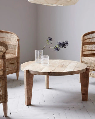 Salontafel Bali rond mangohout 80cm van House Doctor, toegepast in een sfeervolle interieursetting