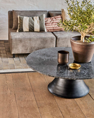 Salontafel Gaya bruin 120cm van House Doctor, toegepast in een sfeervolle interieursetting